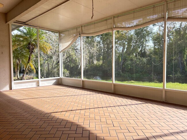 Building Photo - Beautiful Home with Water View in Eastwood!