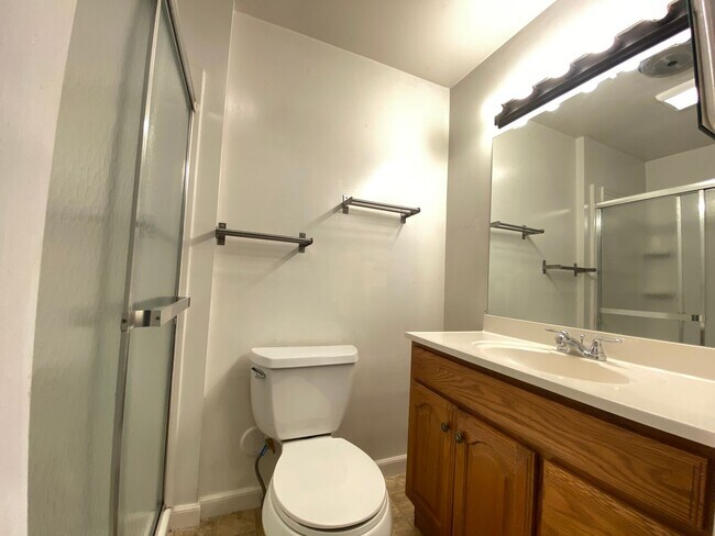 Building Photo - Spacious Studio Apartment