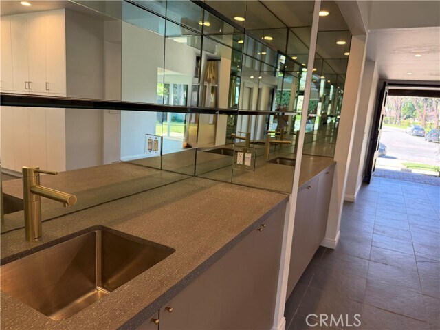 Building Photo - 15999 Via De Las Palmas