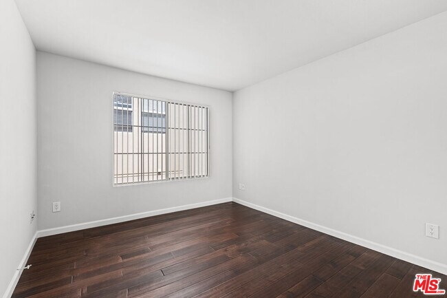 Building Photo - 10627 Moorpark St