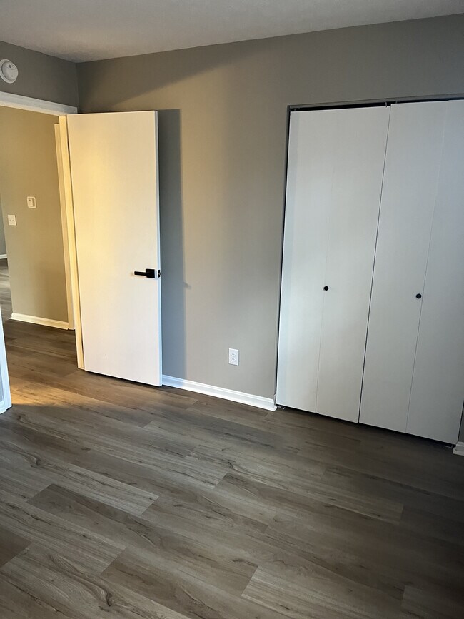 Building Photo - Green Acres - 4943-4959