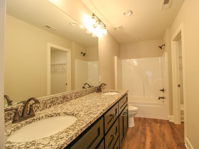Building Photo - Modern 2 Bed @ bath Townhome!