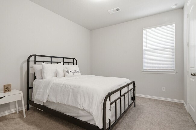 Building Photo - 910 Winter Cherry Ln