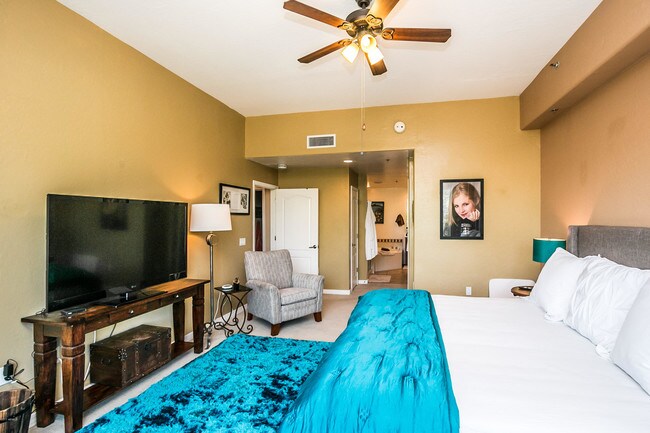 Building Photo - 17 W Vernon Ave