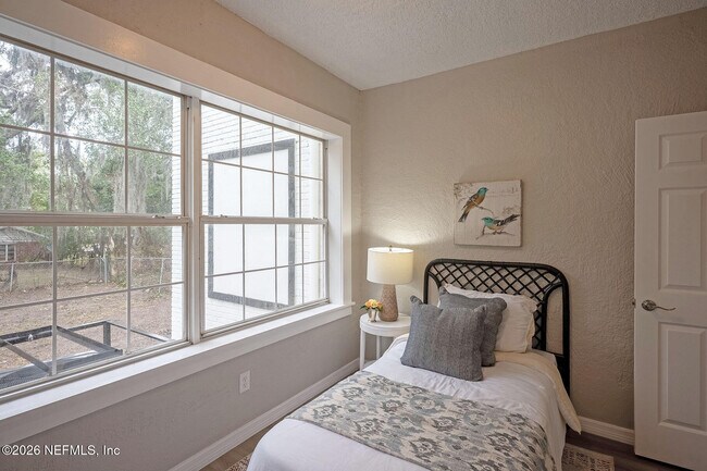 Building Photo - 325 Alder St