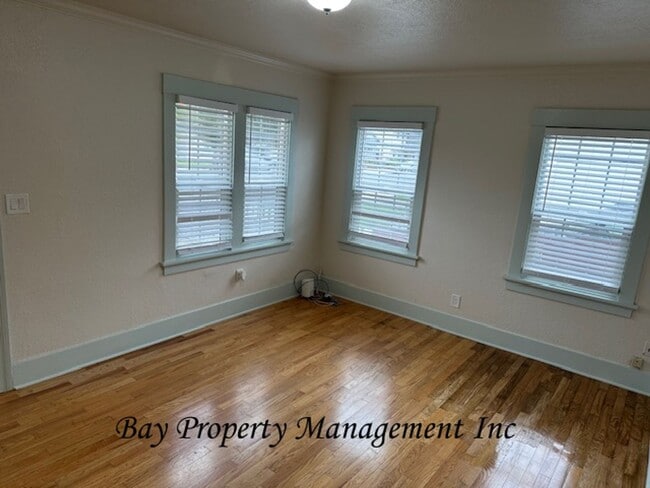 Building Photo - Charming 2 Bedroom, 2 Bath Home with Beaut...