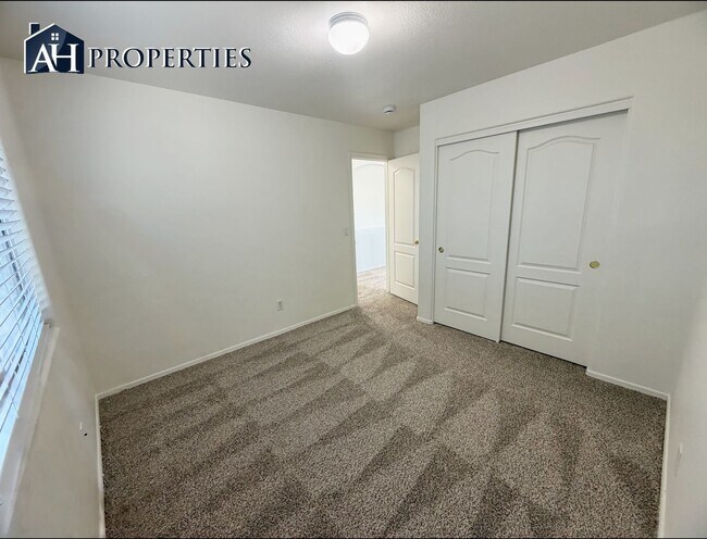Building Photo - Large backyard Home in Surprise