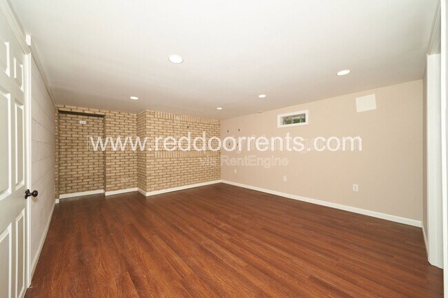 Building Photo - 412 N Merrill St