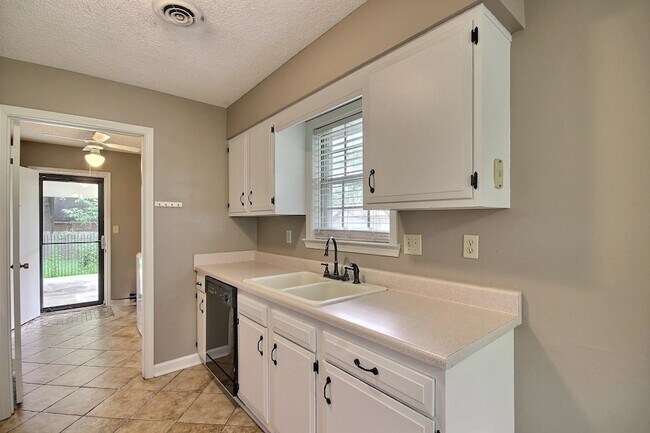 Building Photo - 1074 Tararidge Dr