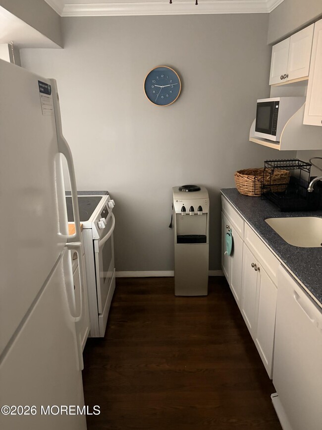 Building Photo - 210 Fifth Ave