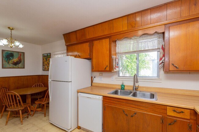 Building Photo - 313 Robins Dr