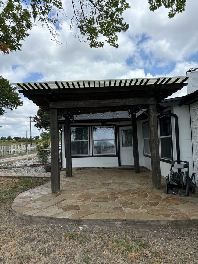 Building Photo - 1 Month Free Rent!! FarmHouse with Room for Everyone