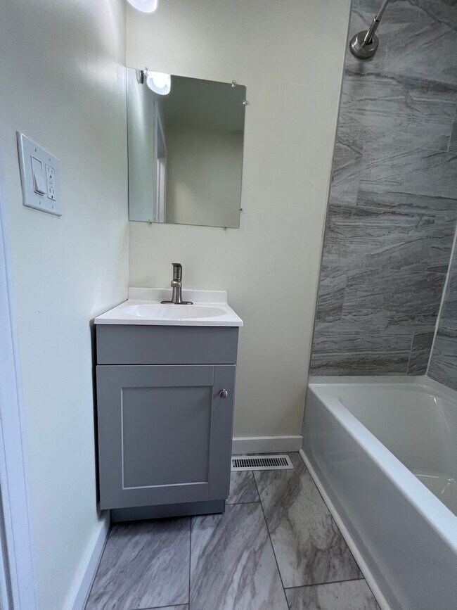 Building Photo - Updated 1BR Apartment