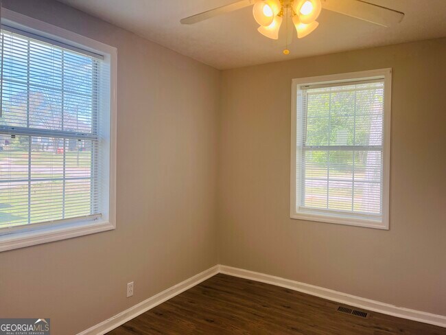 Building Photo - 900 Park Ave