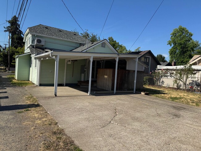Building Photo - 3 Bedroom House off Jefferson St.