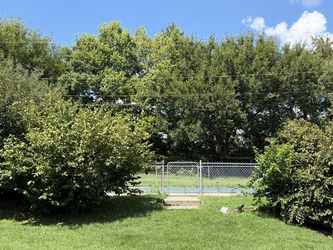 Building Photo - 721 Wayland Dr