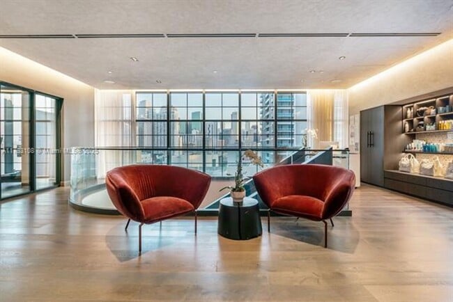 Building Photo - 601 NE 1st Ave