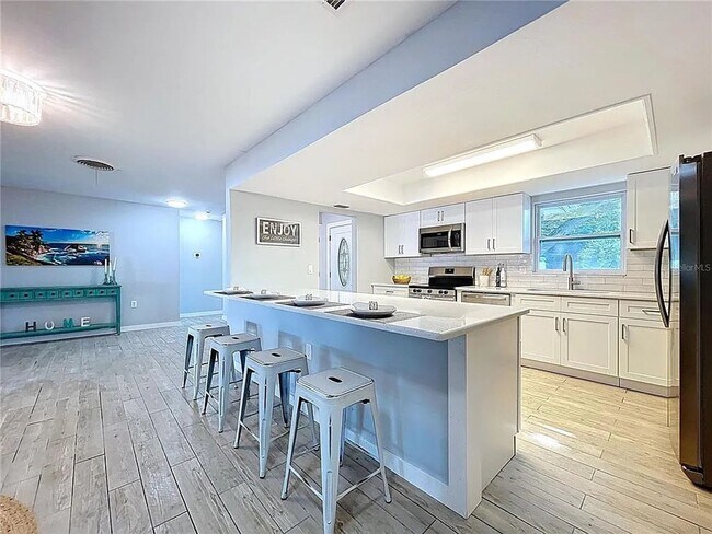Building Photo - Modern luxury meets Florida charm in this ...