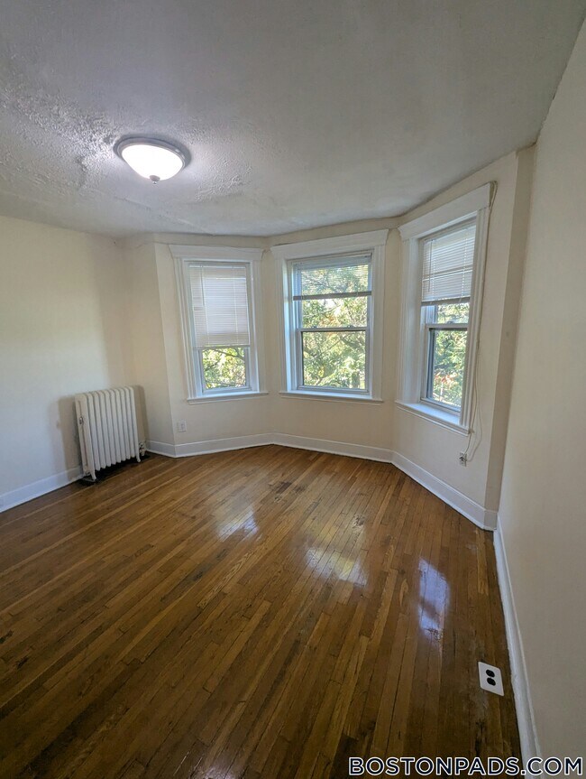 Building Photo - 364 Riverway