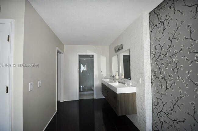 Building Photo - 2030 S Ocean Dr