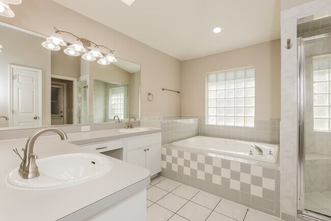 Building Photo - 910 Clearcreek Dr