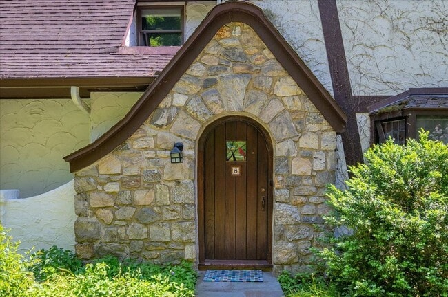 Building Photo - Stunning Updated Home with Private Pond Views in Chappaqua