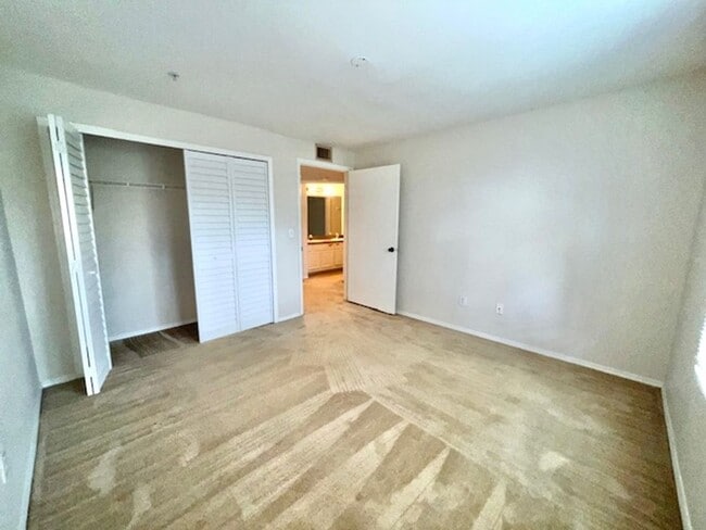 Building Photo - Move in NOW- Spacious 2 bedroom 1 bath condo on 3rd floor in gated community! Water included with...