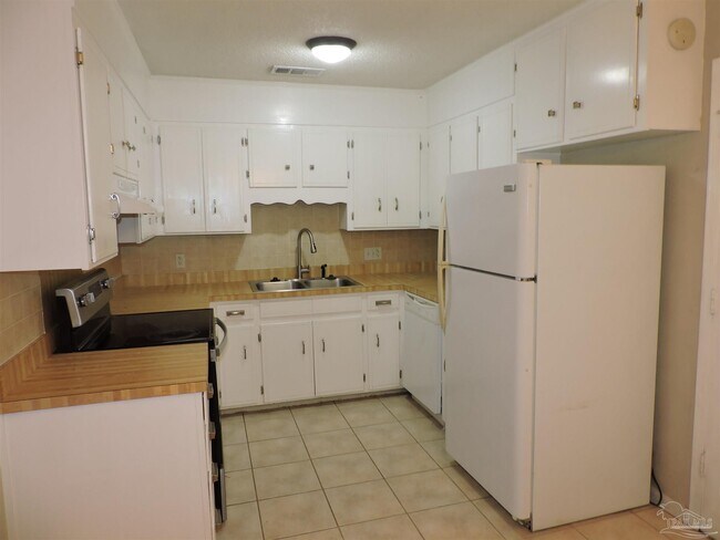 Building Photo - 7834 Charter Oaks Dr