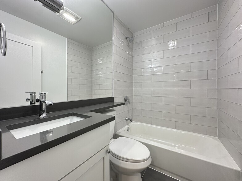 Building Photo - 516 W Aldine Ave