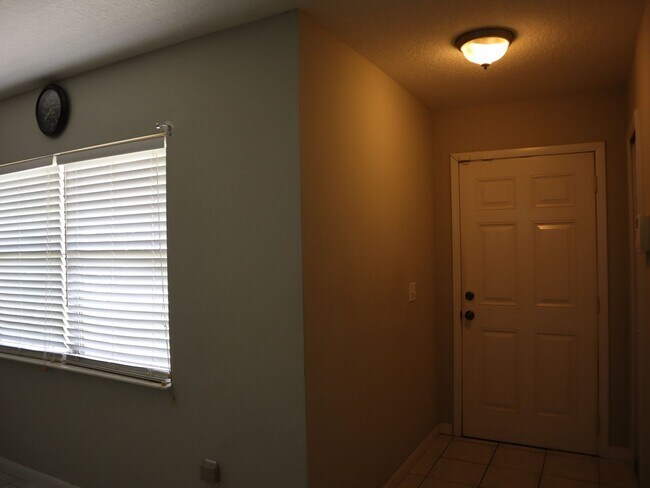 Building Photo - Cute 3 bedroom 2 bath 1 Car Garage  $1`650.00 Call Carole Arcaro 386-216-4900 Deltona Lakes Realty