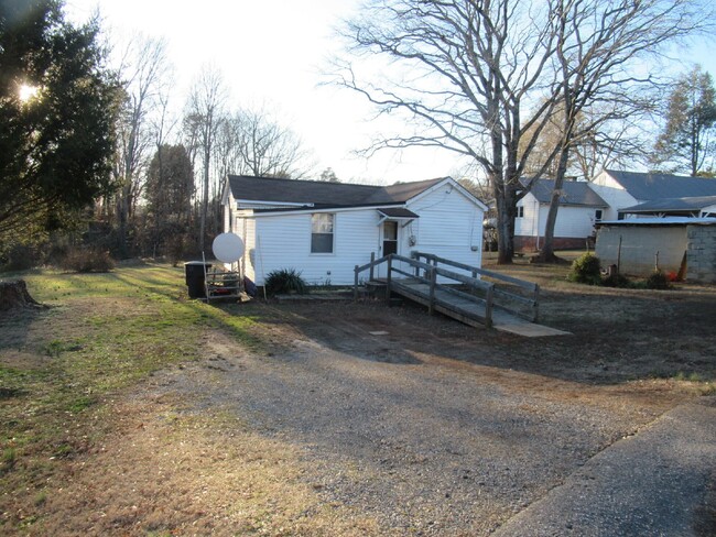 Building Photo - One Bedroom in Lincolnton