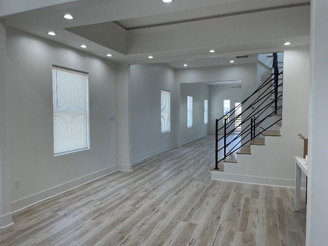 Building Photo - 201 E 37th St