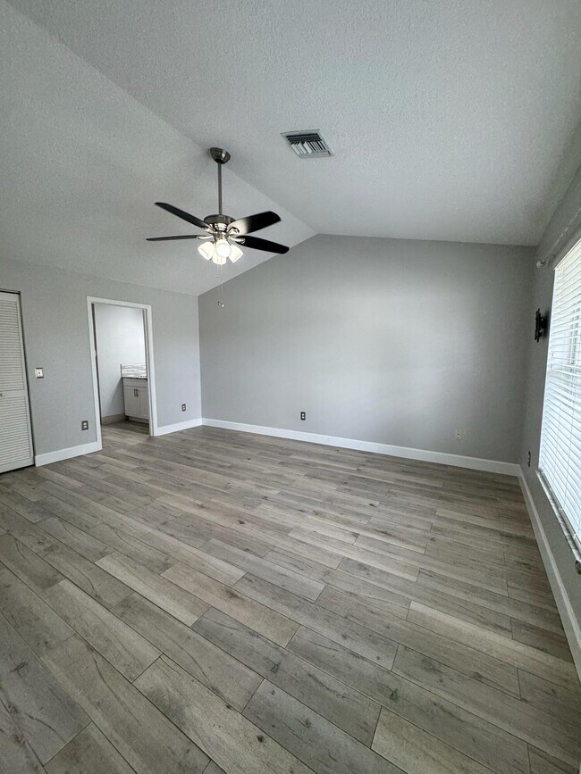 Building Photo - 12872 Meadowbend Dr