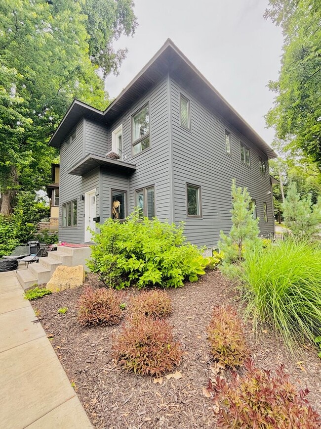 Building Photo - Rare Minnehaha Parkway rental under 5k! Be...