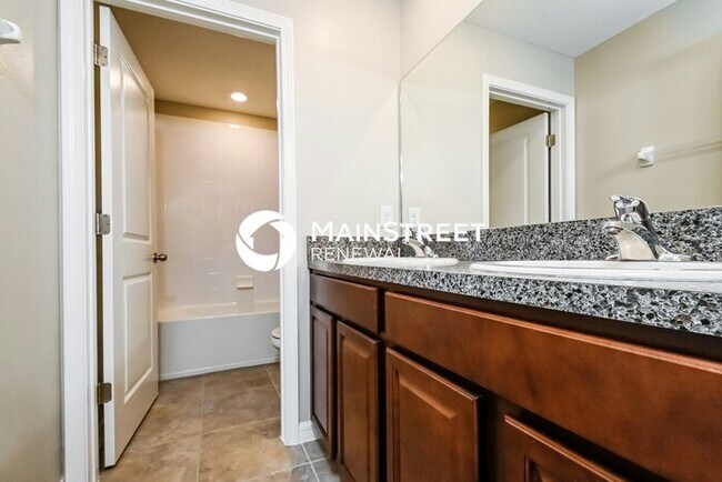 Building Photo - 6 Bedroom Pet-Friendly Home in RIVERVIEW, FL with Main Street Renewal