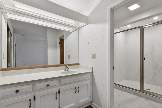 Building Photo - 1000 Muirfield Dr NE