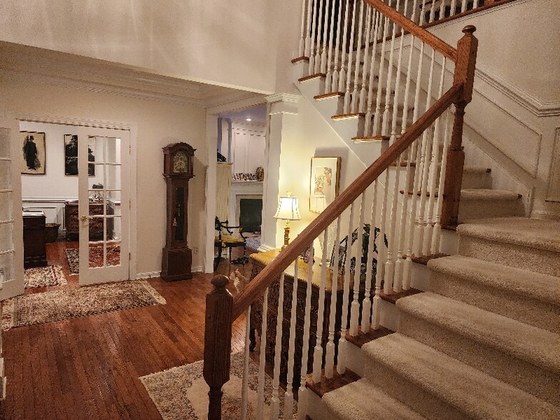 Building Photo - 304 Arthur Ct