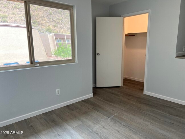 Building Photo - 1601 W Sunnyside Dr