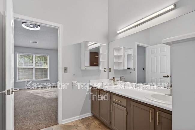 Building Photo - 10 Manor Ridge Ct