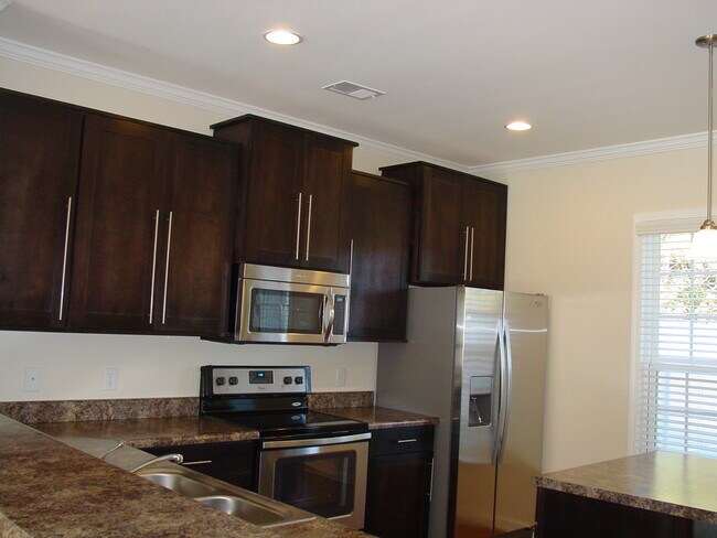 Building Photo - 104 Ventura Pl