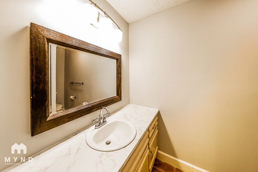 Building Photo - 2110 Vicki Dr