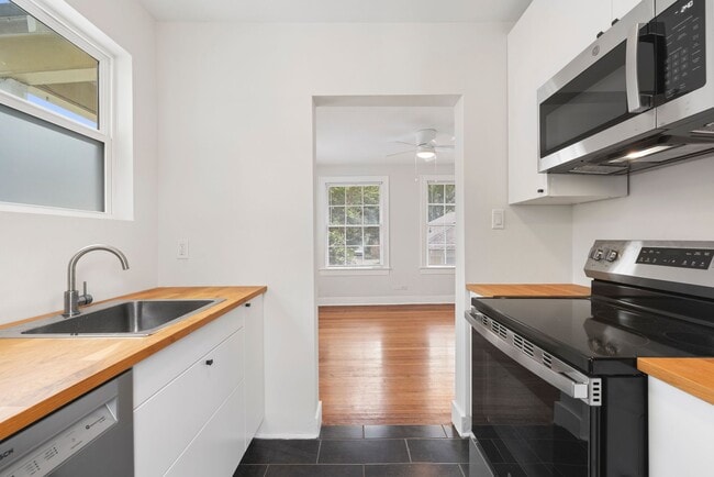 Building Photo - Charming 1-Bedroom in the Heart of Montrose!