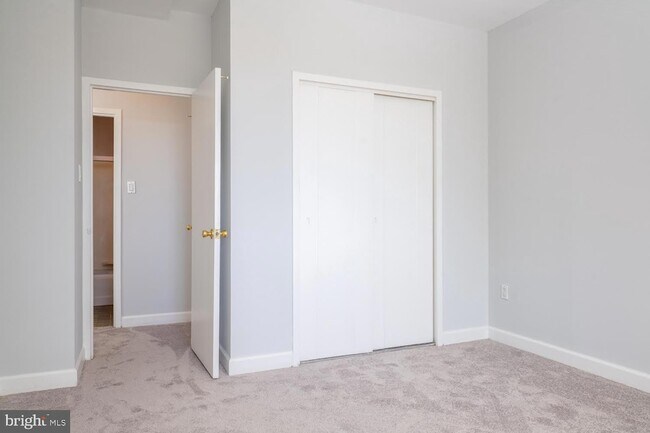 Building Photo - 1021 Arlington Blvd