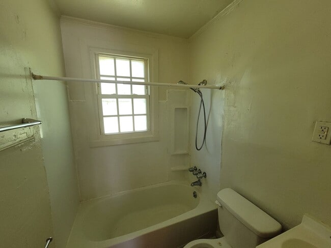 Building Photo - 2 Bedroom 1 Bathroom House!