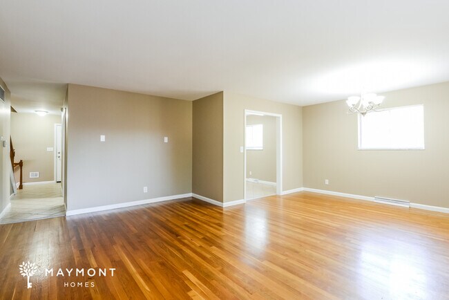 Building Photo - Spacious 4 Bedroom Home