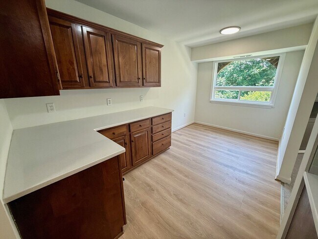 Building Photo - 2 Bedroom condo with Den in Annapolis