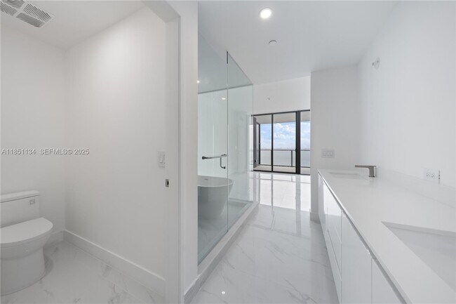 Building Photo - 700 NE 24th St