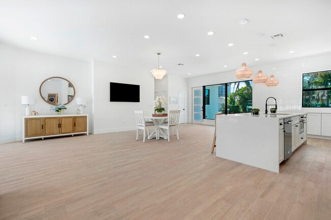 Building Photo - 1248 N Harbor Dr