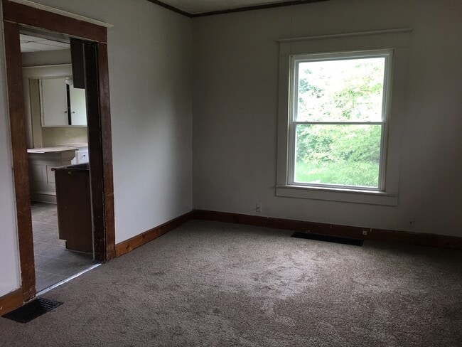 Building Photo - 3 Bed 1 Bathroom Available in Springfield +