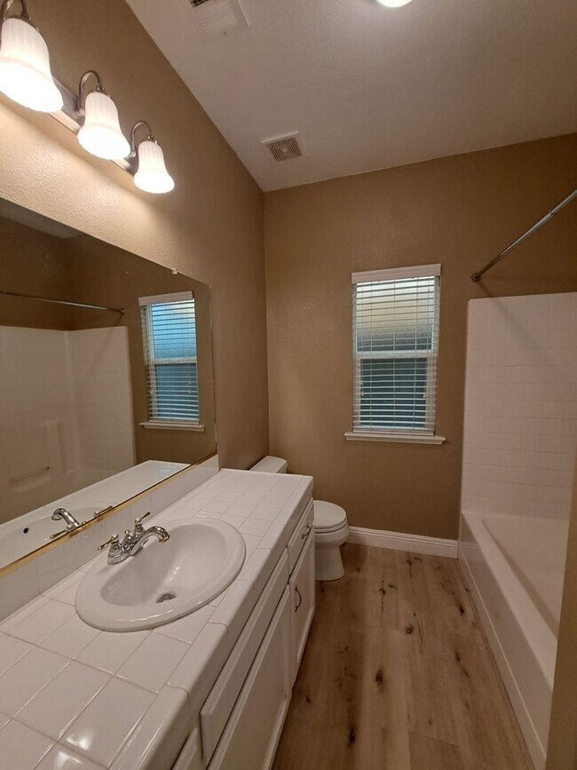 Building Photo - Gorgeous Fresno Residence with Premium Fin...